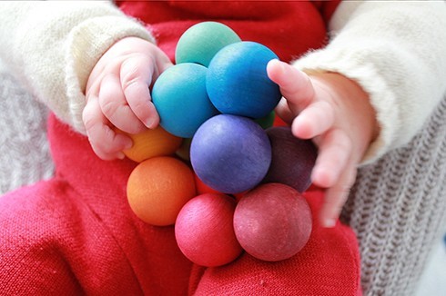 Grimms Koka bumbiņu taustes rotallieta mazulim rokās