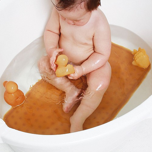 Hevea vannas paklājs vannā ar mazuli