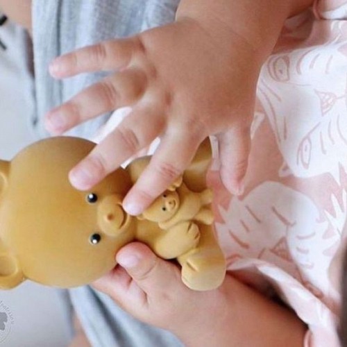Graužamā rotaļlieta no dabīgā kaučuka Lācīsi mazulim rokās