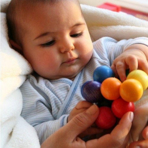 Grimms Koka bumbiņu taustes rotallieta mazulim rokās 1
