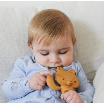 Graužamā rotaļlieta no dabīgā kaučuka Lapsiņa mazulim rokās