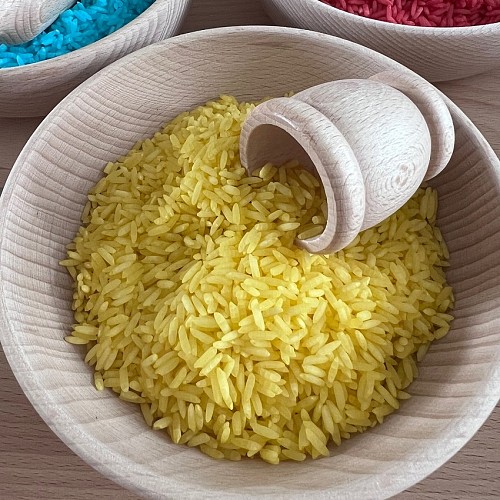 Krāsaini rīsu graudi