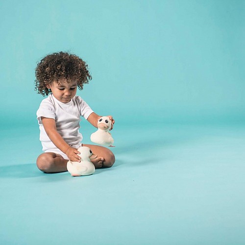 Hevea Kawan i dabīgā kaučuka rotaļlieta pīlīte mazulim rokās L