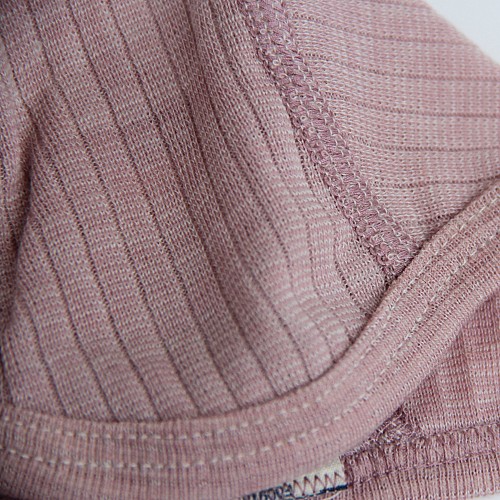 Cosilana rozā vilnas zīda kokvilnas cepurīte zīdainim tuvplānā