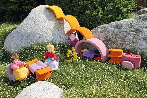 Grimms pārnēsājama leļļu māja oranža rozā rotaļā dabā